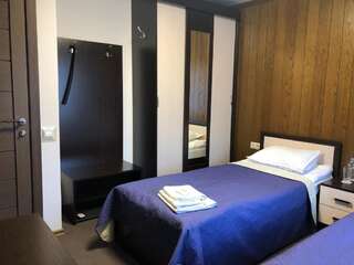 Мини-отель Эмона Тольятти Двухместный номер с 2 отдельными кроватями и общей ванной комнатой на этаже-4