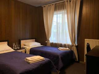 Мини-отель Эмона Тольятти Двухместный номер с 2 отдельными кроватями и общей ванной комнатой на этаже-1