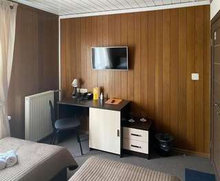 Мини-отель Эмона Тольятти Двухместный номер с 2 отдельными кроватями и общей ванной комнатой на этаже-12