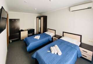 Мини-отель Эмона Тольятти Двухместный номер с 2 отдельными кроватями и общей ванной комнатой на этаже-10