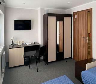 Мини-отель Эмона Тольятти Двухместный номер с 2 отдельными кроватями и общей ванной комнатой на этаже-8
